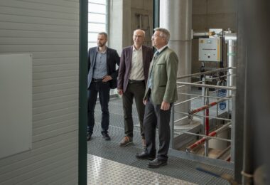 Thomas Günther (Mitte), technischer Betriebsleiter von Salus, erläuterte Landrat Otto Lederer und Peter Heßner von der Wirtschaftsförderstelle im Landratsamt Rosenheim die Besonderheiten des Biomasseheizwerks.