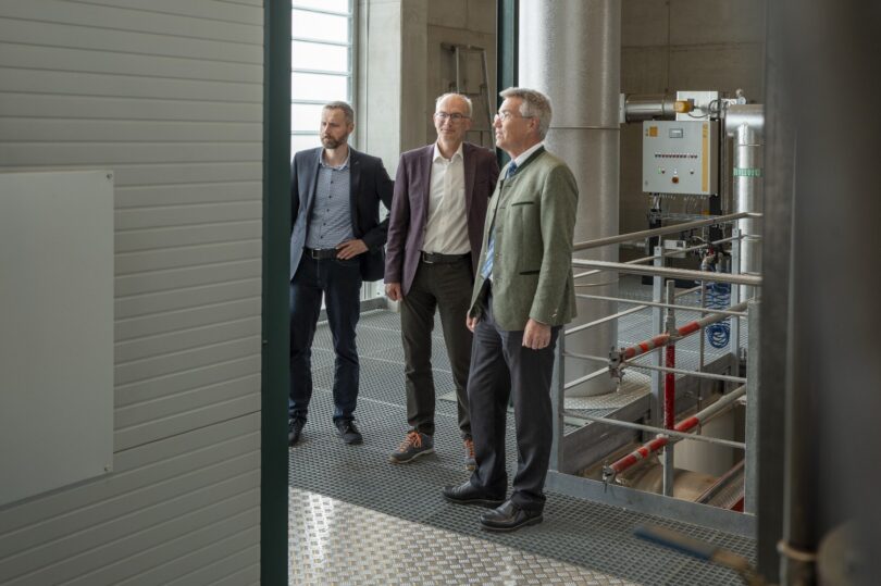 Thomas Günther (Mitte), technischer Betriebsleiter von Salus, erläuterte Landrat Otto Lederer und Peter Heßner von der Wirtschaftsförderstelle im Landratsamt Rosenheim die Besonderheiten des Biomasseheizwerks.