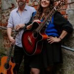 Monika Maria Wagner und Gitarrist Martin Halmich mit ihren Gitarren