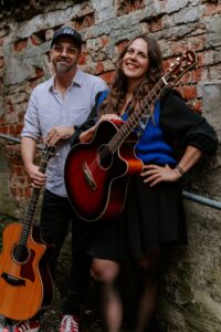 Monika Maria Wagner und Gitarrist Martin Halmich mit ihren Gitarren