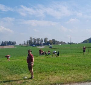 Auf der Hilgerwiese: Teilnehmer beim Hufeisenschmeißen.