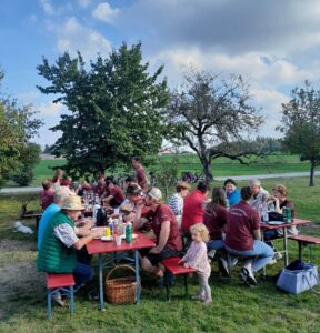 Gemütliches Beisammensein mit Bier, Kaffee und Kuchen.