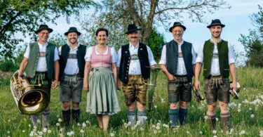 Die Innleitnmusi ist beim Kirchweihmontag-Volksmusikabend im Gutsgasthof in Thambach dabei.