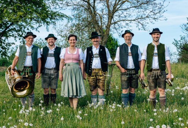 Die Innleitnmusi ist beim Kirchweihmontag-Volksmusikabend im Gutsgasthof in Thambach dabei.