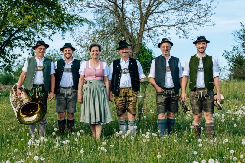 Die Innleitnmusi ist beim Kirchweihmontag-Volksmusikabend im Gutsgasthof in Thambach dabei.