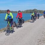 Teilnehmende unterwegs am Innradweg.