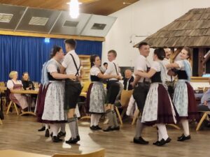 Paarweiser Zwoasteirer der Trachtengruppe aus Inzell.