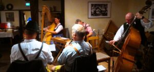 Die Kirnstoaner Tanzlmusi spielt zum Volkstanz
