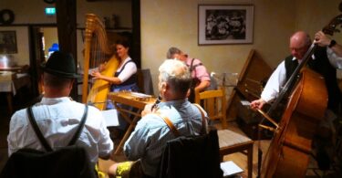 Die Kirnstoaner Tanzlmusi spielt zum Volkstanz