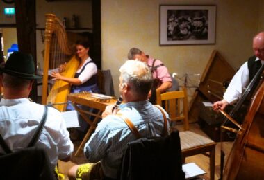 Die Kirnstoaner Tanzlmusi spielt zum Volkstanz