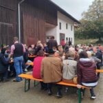 Gäste sitzen draußen vor dem Andermoarhof.