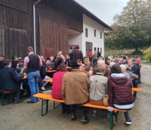 Gäste sitzen draußen vor dem Andermoarhof.