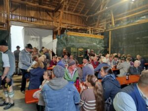Gäste im Andermoarstadl bei Speis und Trank.