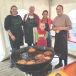 Damen backen Kirtanudln am großen Kessel.