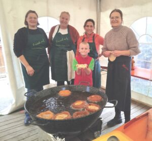 Damen backen Kirtanudln am großen Kessel.