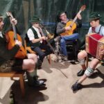 Musikanten spielen zur Unterhaltung im Stadl.