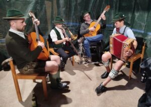 Musikanten spielen zur Unterhaltung im Stadl.