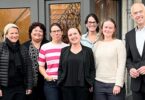 Vorstand und Mitarbeitende bei der Übergabe der ehemaligen Chiemsee-Pension an die Klinik ChiemseeWinkel