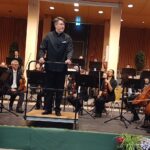 Chefdirigent Daniel Spaw auf dem Podium während der Matinee.