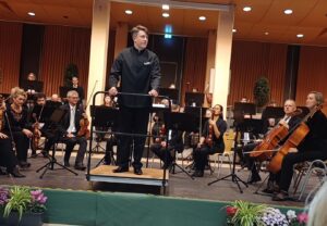 Chefdirigent Daniel Spaw auf dem Podium während der Matinee.