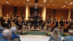 Das Orchester spielte Unterhaltungsmusik mit Wiener Tanz- und Operettenmelodien.