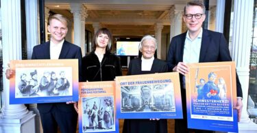 (v.r.n.l.): Kunstminister Markus Blume, Sr. M. Katharina Wildenauer, Generaloberin der St. Josefskongregation Ursberg, Vanessa Hafenbrädl, Lichtkünstlerin, Michael Ilg M.A., Projektleiter der Bayerischen Landesausstellung 2027 bei der Konzeptvorstellung im Café Luitpold in München