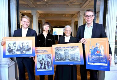 (v.r.n.l.): Kunstminister Markus Blume, Sr. M. Katharina Wildenauer, Generaloberin der St. Josefskongregation Ursberg, Vanessa Hafenbrädl, Lichtkünstlerin, Michael Ilg M.A., Projektleiter der Bayerischen Landesausstellung 2027 bei der Konzeptvorstellung im Café Luitpold in München