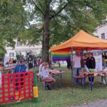Zelt und Infostand bei der Langen Nacht der Demokratie in Wasserburg mit Spielangeboten im Vordergrund
