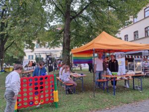 Zelt und Infostand bei der Langen Nacht der Demokratie in Wasserburg mit Spielangeboten im Vordergrund