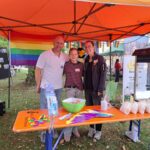 Stand des Kreisjugendrings Rosenheim mit bunten Buttons und Popcornmaschine