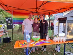 Stand des Kreisjugendrings Rosenheim mit bunten Buttons und Popcornmaschine
