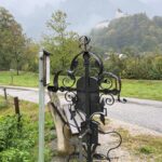 Das Marterl mit Blick zur Burg Hohenaschau