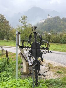 Das Marterl mit Blick zur Burg Hohenaschau
