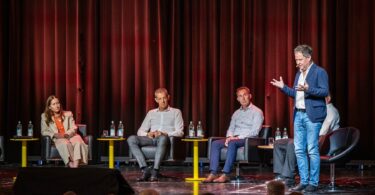 Diskussion der Expertinnen und Experten beim Energiegipfel im Stadtsaal.