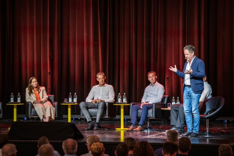 Diskussion der Expertinnen und Experten beim Energiegipfel im Stadtsaal.