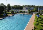 Blick auf das Burghauser Freibad mit dem Schwimmerbecken