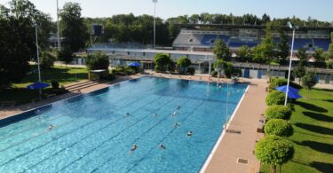 Blick auf das Burghauser Freibad mit dem Schwimmerbecken