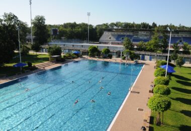 Blick auf das Burghauser Freibad mit dem Schwimmerbecken