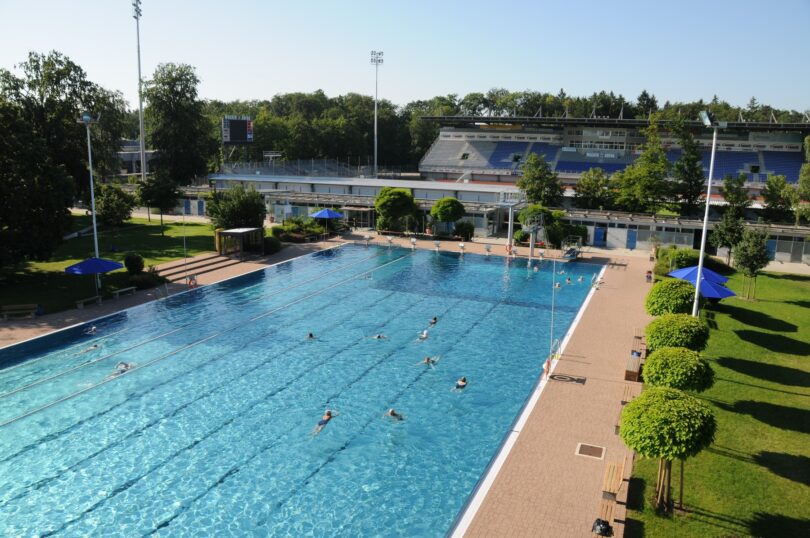 Blick auf das Burghauser Freibad mit dem Schwimmerbecken