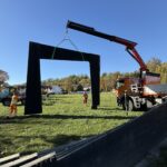 Das Team des städtischen Bauhofs hat das sogenannte Burgfenster gemeinsam demontiert; das bestehende Fundament bleibt vorerst erhalten.