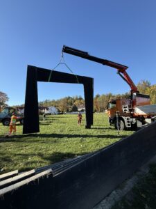 Das Team des städtischen Bauhofs hat das sogenannte Burgfenster gemeinsam demontiert; das bestehende Fundament bleibt vorerst erhalten.