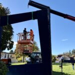 Mitarbeiter des Bauhofs sichern das Burgfenster während der Abmontage.