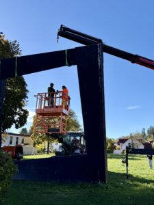 Mitarbeiter des Bauhofs sichern das Burgfenster während der Abmontage.