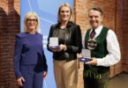 Das Foto zeigt von links Sozialministerin Ulrike Scharf, Maria Riesch und Thomas Huber.