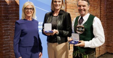 Das Foto zeigt von links Sozialministerin Ulrike Scharf, Maria Riesch und Thomas Huber.