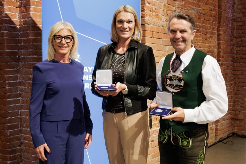 Das Foto zeigt von links Sozialministerin Ulrike Scharf, Maria Riesch und Thomas Huber.