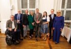 Der Bayerische Ministerpräsident Dr. Markus Söder und Sozialministerin Ulrike Scharf mit Vertreterinnen und Vertretern von Selbsthilfegruppen.
