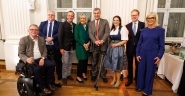 Der Bayerische Ministerpräsident Dr. Markus Söder und Sozialministerin Ulrike Scharf mit Vertreterinnen und Vertretern von Selbsthilfegruppen.