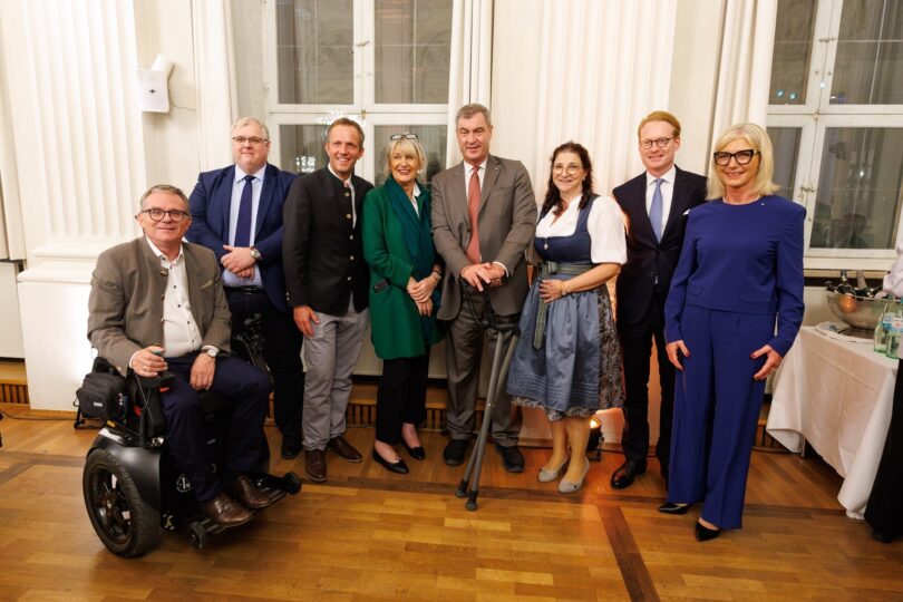 Der Bayerische Ministerpräsident Dr. Markus Söder und Sozialministerin Ulrike Scharf mit Vertreterinnen und Vertretern von Selbsthilfegruppen.