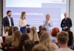 Das Foto zeigt (v.l.) Prof. Dr. Mehmet Kart, Moderatorin Berenike Beschle, Sozialministerin Ulrike Scharf und Jörg Breitweg (Aktion Jugendschutz Bayern).